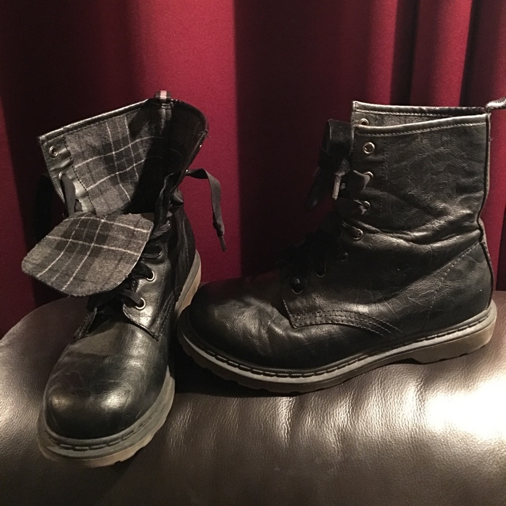 Combat boots